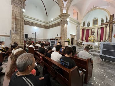La humildad resalta en misa dominical en Santiago Apóstol