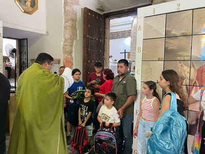 Niños y familias reciben bendición antes del ciclo escolar 