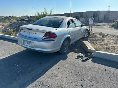 Vehículo impacta contra objeto fijo en cruce de Santo Tomás y San Pedro