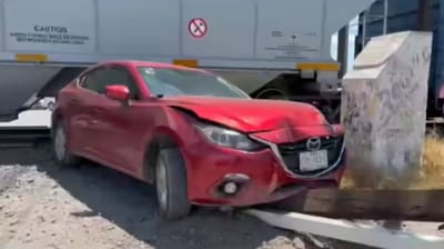 Tren y automóvil chocan en Sabinas; joven resulta lesionada leve
