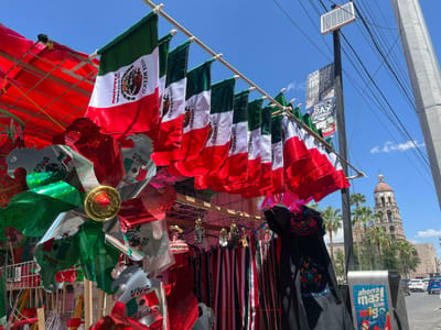 Comerciantes de Monclova se preparan con artículos patrios para celebrar septiembre