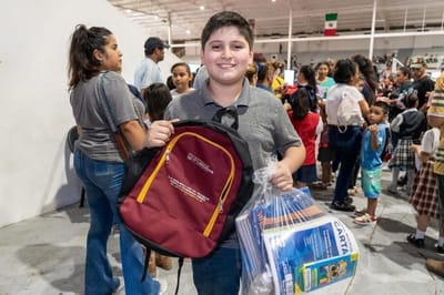 Entregan 1,200 mochilas con útiles escolares a estudiantes de primaria en Piedras Negras