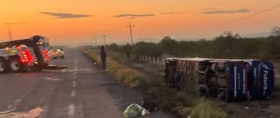 Amanece camión de pasajeros recostado en la carretera federal 53