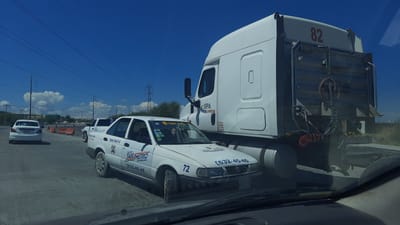 Tráiler impacta taxi en Colinas de Santiago