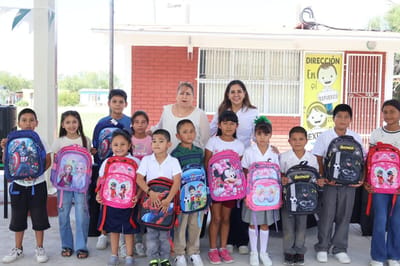 DIF San Juan de Sabinas entrega mochilas escolares en comunidades rurales