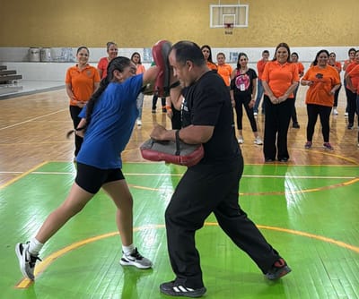 Mujeres de Nueva Rosita reciben capacitación de Krav Maga Día 25 Naranja