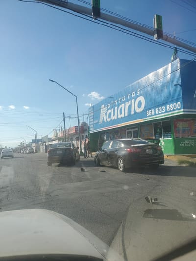 Fuerte choque en cruce de Matamoros y Juárez deja cuantiosos daños materiales