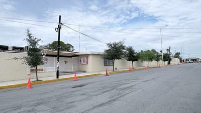 Bloquean estacionamiento para maestros en escuelas del centro de Frontera 