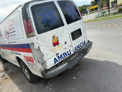 Conductor alcoholizado choca contra barda y ambulancia en Monclova