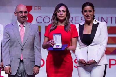 Alhira Reséndiz recibe galardón internacional por liderazgo y empoderamiento femenino