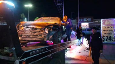 Choque entre dos vehículos deja daños materiales en el bulevar Harold R. Pape