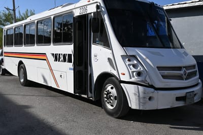 Colisión de tres vehículos en Blvd. Pape y De la Fuente deja solo daños materiales