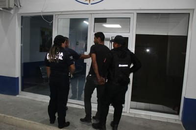 Detienen a hombre armado con cuchillo frente a un Oxxo en Monclova