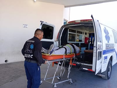 Ciclista termina lesionado tras chocar contra motocicleta con triciclo adaptado en Monclova