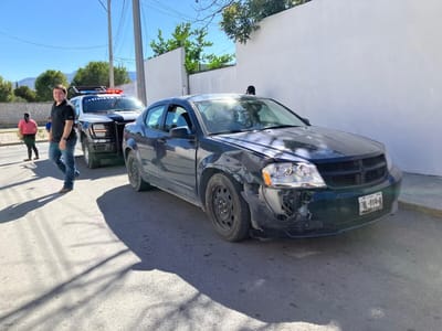 Conductor invade carril y provoca choque en pleno Centro de Monclova