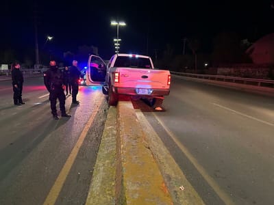 Conductor pierde control y termina sobre el camellón del bulevar Pape de Monclova