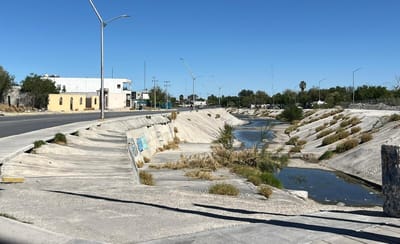 Monclova emprende labores intensivas de limpieza en el Río Monclova para evitar agua estancada y criaderos del mosquito del dengue
