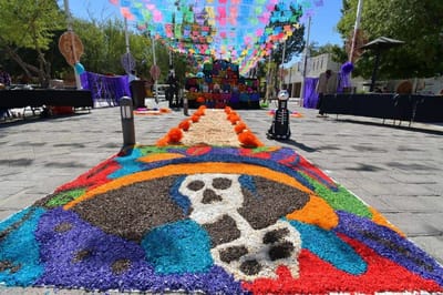 Nava rinde homenaje con altar de Día de Muertos a destacados ciudadanos