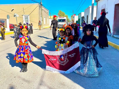 Villa Unión se llena de color y tradición con desfile de catrinas