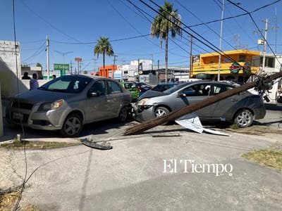 Estudiantes de la FIME salen ilesos tras aparatoso accidente en Monclova