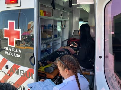 Joven motociclista termina lesionada tras choque con taxi en el bulevar Pape de Monclova 