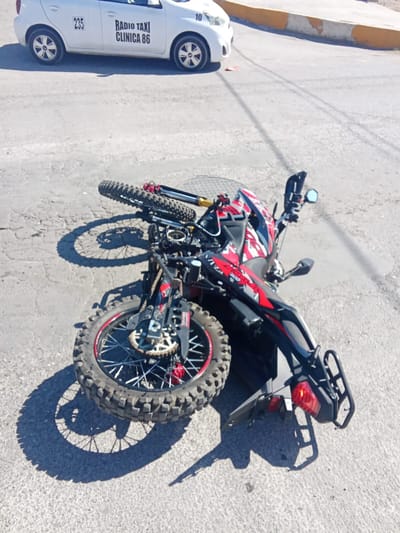 Motociclista sale ileso tras ser embestido por un vehículo en Monclova 