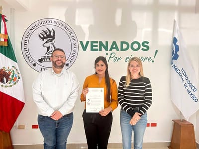 Egresados de ingeniería reciben títulos y cédulas profesionales