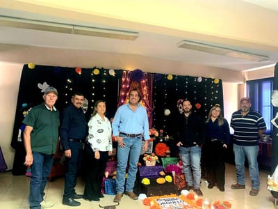 Alumnas y personal de Icatec crean emotivo altar de muertos