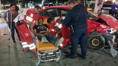 Seis lesionados y un detenido deja aparatoso choque en la Colonia Santa Bárbara