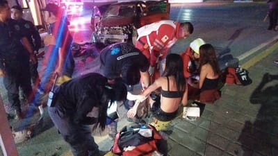 Choque frente al monumento a Madero deja dos jovencitas y un hombre lesionadoss