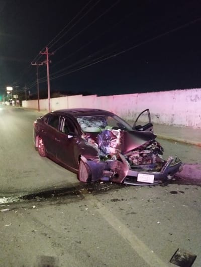 Jóvenes de FIME salen ilesos de fuerte choque en el bulevar Ejército Mexicano