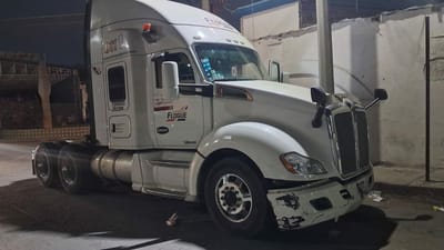 Trailer provoca colisión en la Mayo