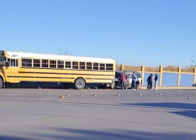 Conductora queda gravemente herida tras chocar contra un camión escolar en Juan Pablo II