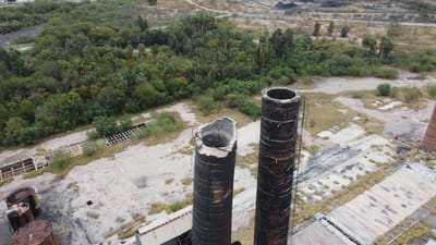 Demuelen chimenea histórica que marcó un siglo en Nueva Rosita