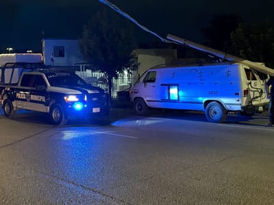 Camión derriba poste y cae sobre combi en la avenida Montessori