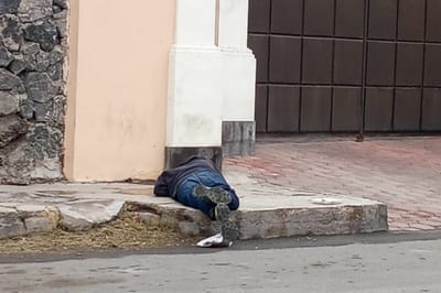 Hombre dormido en banqueta moviliza a la Policía Municipal