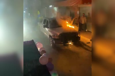 Camioneta se incendia durante desfile de la UTRCC y provoca breve interrupción
