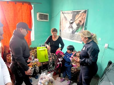 Policías dan felicidad a Doña Mine y a sus bisnietos en medio del cáncer  