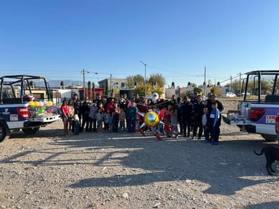 Santa Claus llega a Frontera escoltado por corporaciones de seguridad
