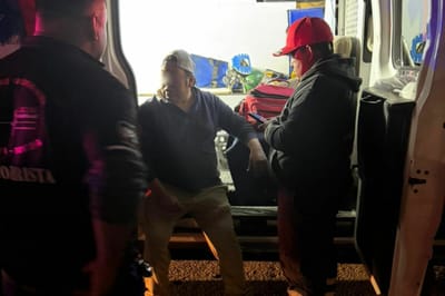 Donero sale 'volando' tras caer en enorme bache