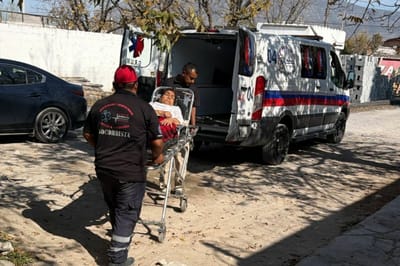 Portón cae sobre adulta mayor en Castaños