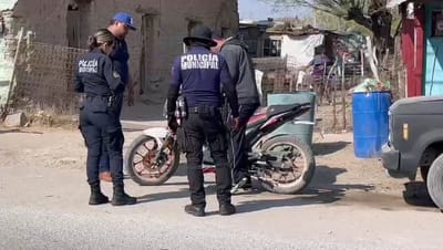 Motociclista atropella a mujer distraída en colonia Sarabia, Sabinas