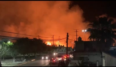 Incendio de carrizales ilumina la noche al norte de Monclova