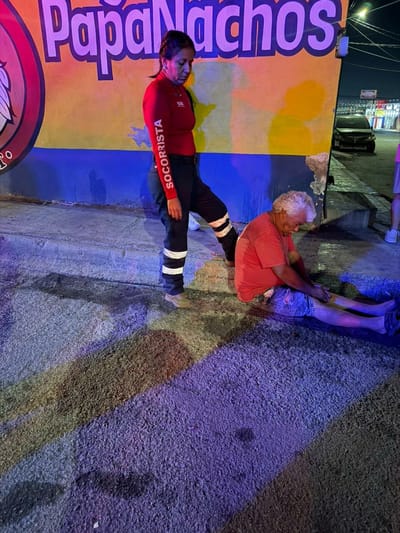 Hombre en estado de ebriedad sufre caída en la vía pública