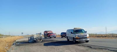 Vehículo se incendia por corto circuito en la carretera federal 57; ocupantes logran salir ilesos