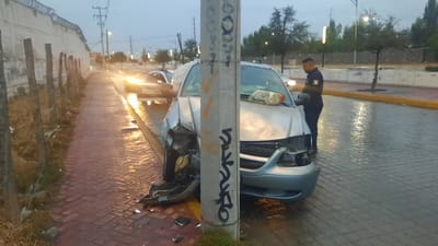 Conductora se impacta contra poste de la CFE en la zona centro de Monclova