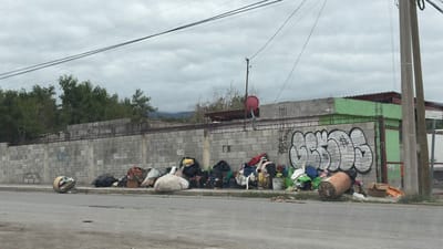 Vecina de la colonia Eliseo Mendoza Berrueto pide atención por acumulación de basura en vía pública