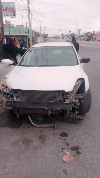 Accidente vehicular deja solo daños materiales en la colonia Chinameca