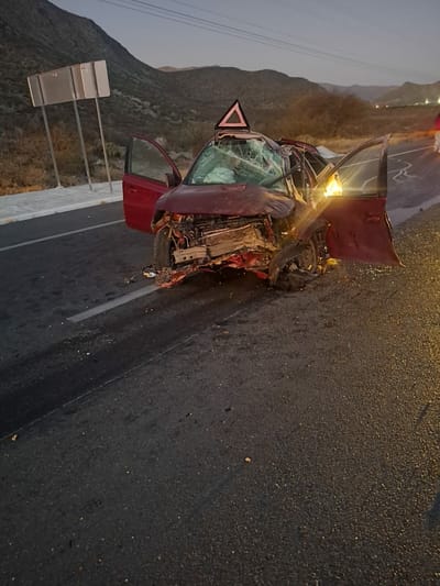 Pierde el control y sale del camino en la carretera federal 30