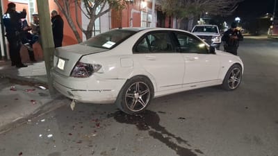 Se delata sola tras chocar Mercedes estacionado y huir; publicó el choque en su propio WhatsApp
